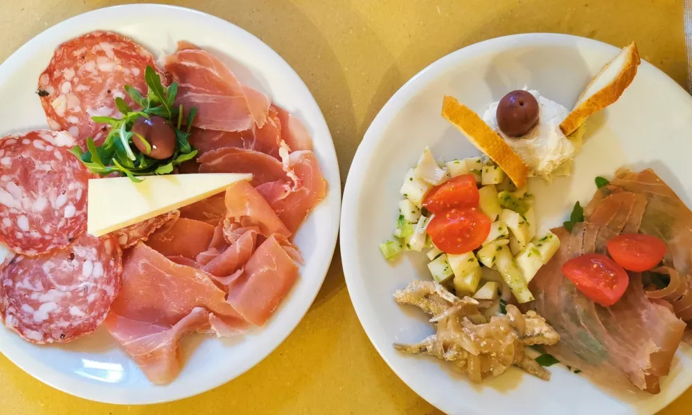 Ribji in mesni krožnik. / Foto: Miha First