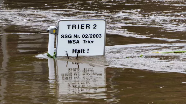 18 May 2024, Rhineland-Palatinate, Trier: A sign at the jetty submerged on the banks of the Moselle at high tide in Zurlauben. The German Weather Service has issued the highest warning level for Trier. Photo: Andreas Arnold/dpa