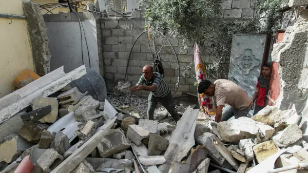 Palestinians inspect the site of an Israeli strike on a house, in Rafah, in the southern Gaza Strip May 20, 2024. REUTERS/Hatem Khaled