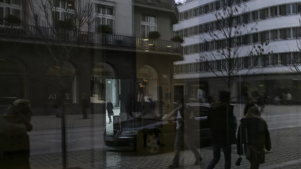 - 15.03.2016 - simbolična fotografija - Slovenska cesta - zastekljen arkadni hodnik - Hotel Slon - Veleblagovnica Nama, ljudje,     //FOTO: Jaka Gasar