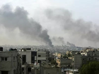 Smoke rises following Israeli strikes during an Israeli military operation in Rafah, in the southern Gaza Strip, May 28, 2024. REUTERS/Hatem Khaled