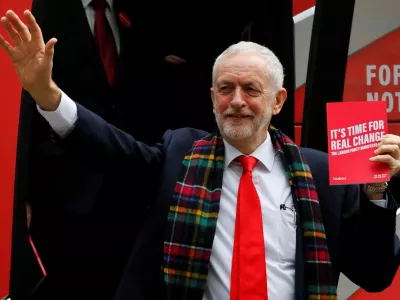 ﻿Leader of the Labour Party Jeremy Corbyn waves as he gets off the campaign bus ahead of the launch of the party manifesto in Birmingham, Britain November 21, 2019. REUTERS/Phil Noble - RC2MFD92D9YV