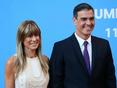 FILE PHOTO: Spanish Prime Minister Pedro Sanchez and his wife Begona Gomez arrive at a dinner hosted by Lithuanian President Gitanas Nauseda, during a NATO leaders summit in Vilnius, Lithuania July 11, 2023. REUTERS/Yves Herman/File Photo