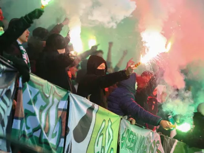 ﻿navijaška skupina Green Dragons, navijači - izgredi - bakle - nogomet - Olimpija - Maribor, Prva liga T Slovenije, zaostala tekma 15. kroga: derbi- Nogometaši ljubljanske Olimpije in Maribora so se v zaostali tekmi 15. kroga Prve lige TS razšli z neodločenim izidom 2:2//FOTO: Bojan Velikonja