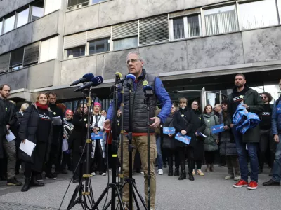 Igor. E. Bergant, novinar in voditelj informativne oddaje Odmevi. 04.04.2023 - Celodnevna stavka proti vodstvu RTV Slovenija - novinarski sindikati RTVS s 24-urno prekinitvijo dela zaostrujejo stavkovne aktivnosti – protestni shod zaposlenih proti vodstvu RTV - protest//FOTO: Luka Cjuha