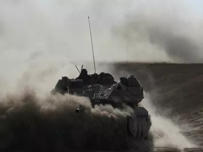 An Israeli tank operates, amid the ongoing conflict between Israel and the Palestinian Islamist group Hamas, near Israel's border with Gaza in southern Israel, May 29, 2024. REUTERS/Ronen Zvulun. REFILE - CORRECTING FROM "ARMOURED PERSONNEL CARRIER (APC)" TO "TANK".