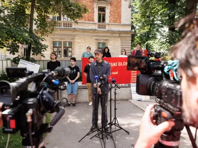 Ljubljana, Tomanov park.Novinarska konferenca instituta Danes je nov dan ob zacetku kampanje Airbnb, pejt domov!