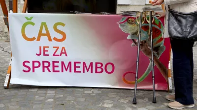 ﻿- simbolična fotografija - projekt Čas je za spremembo - multipla skleroza - medicinski pripomoček bergle - palica - zdravstvo -   - 27.05.2015 - Svetovni dan multiple skleroze - stojnica na Prešernovem trgu, kjer so člani ljubljanskega društva ZMSS ozaveščali ljudi o tej bolezni, o spremembah med potekom bolezni, ki spremljajo bolnika z multiplo sklerozo - multipla skleroza je najpogostejša nevrološka bolezen in razlog za invalidnost med mlajšimi odraslimi med 20. in 40. letom starosti - zdravstvo - //FOTO: Bojan Velikonja