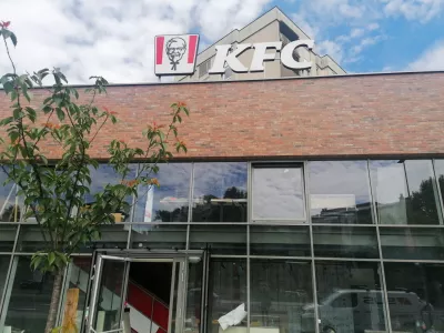 30.05.2024. Na novo postavljeni napisi KFC(Kentucky Fried chiken) ob trgovini Spar na Tržaški cesti na Viču. FOTO: Bojan Velikonja