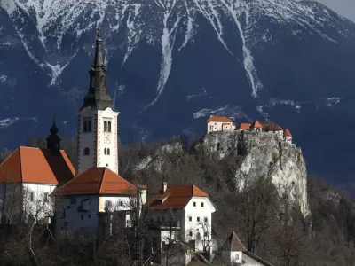 ﻿- 28.01.2022 – Bled - Blejski otok - Cerkev Marijinega vnebovzetja - Blejski grad - turizem - turistična destinacija //FOTO: Luka Cjuha.