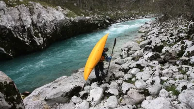 reka Soča - kajak- Dolina Soče - življenje ob Soči -    ///FOTO: Tomaž SkaleOPOMBA: ZA OBJAVO V PRILOGI – DNEVNIKOV OBJEKTIV - REPORTAŽA