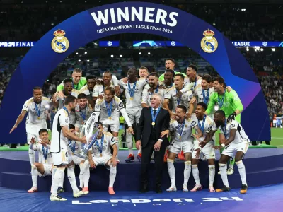 Soccer Football - Champions League - Final - Borussia Dortmund v Real Madrid - Wembley Stadium, London, Britain - June 1, 2024 Real Madrid's Nacho brings the trophy to coach Carlo Ancelotti and his teammates before lifting it as they celebrate winning the Champions League REUTERS/Carl Recine