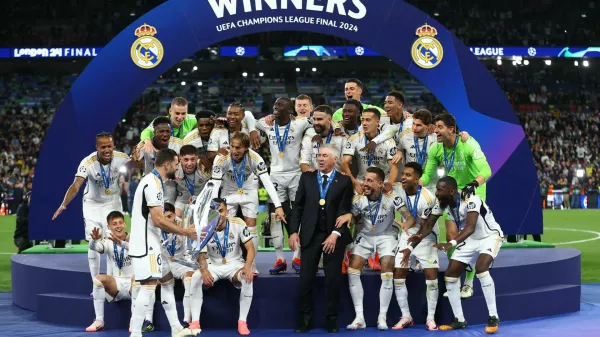 Soccer Football - Champions League - Final - Borussia Dortmund v Real Madrid - Wembley Stadium, London, Britain - June 1, 2024 Real Madrid's Nacho brings the trophy to coach Carlo Ancelotti and his teammates before lifting it as they celebrate winning the Champions League REUTERS/Carl Recine