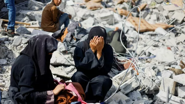 Palestinians react as they inspect the site of an Israeli strike on a house amid the ongoing conflict between Israel and Hamas, in Khan Younis in the southern Gaza Strip, June 3, 2024. REUTERS/Mohammed Salem   TPX IMAGES OF THE DAY