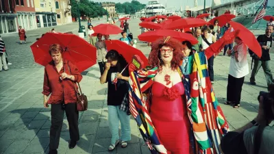 Shod rdečih dežnikov je bil del umetniškega programa na beneškem festivalu, kjer je Slovenijo leta 2001 zastopal Tadej Pogačar. Rdeči dežnik je od takrat globalni simbol za pravice spolnih delavcev.