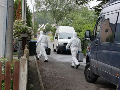 03 June 2024, Saxony, Tirpersdorf: Police forensics officers work at a suspected crime scene, where a violent crime took place in which three people were killed. Photo: Bodo Schackow/dpa