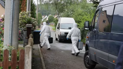 03 June 2024, Saxony, Tirpersdorf: Police forensics officers work at a suspected crime scene, where a violent crime took place in which three people were killed. Photo: Bodo Schackow/dpa