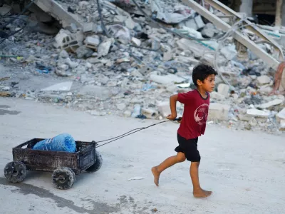 Če je priznanje Palestine eden od ukrepov, da preprečimo vojne zločine in druge kršitve človekovih pravic, je zagotovo legitimno, je dejala dr. Vasilka Sancin. Na fotografiji: V Gazi otroci umirajo ali se borijo za golo preživetje. 