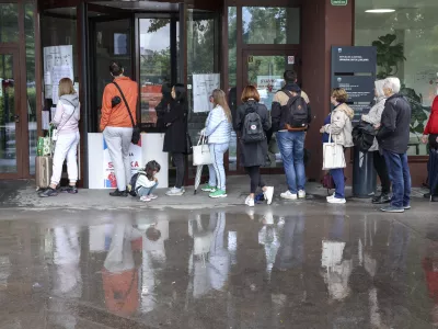 Že včeraj, ko je še veljal dogovorjeni termin za upravno enoto, so morale stranke čakati na dežju tudi po eno uro, da so lahko stopile do okenca. 