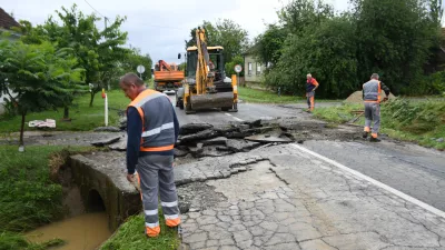 04.06.2024., Rasenica - Uslijed obilnih padalina doslo je do poplava na podrucju Bjelovarsko-bilogorske zupanije, a najgore su prosli zitelji mjesta Gornja i Donja Rasenica. Zbog puknuca asfalta u Donjoj Rasenici do daljnjeg ce biti prekinut promet na dionici Grubisno Polje - Daruvar preko Ivanovog Sela. Photo: Damir Spehar/PIXSELL