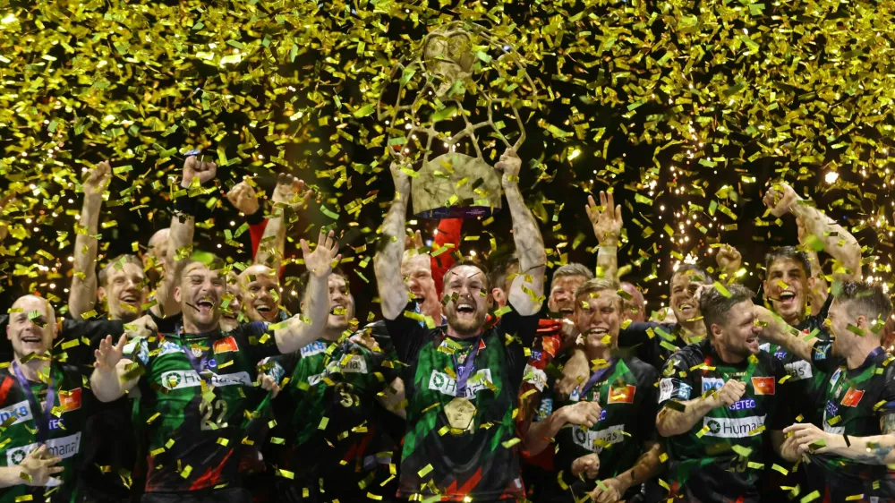 Handball - EHF FINAL4 Men's Handball Champions League Finals - Final - SC Magdeburg v Barlinek Industria Kielce - Lanxess Arena, Cologne, Germany - June 18, 2023 SC Magdeburg's Christian O'Sullivan lifts the trophy with teammates after winning the final REUTERS/Thilo Schmuelgen - UP1EJ6I1GD3IE