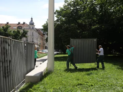 04.06.2024 - Miklošičev park, kjer izvajajo deratizacijo. postavitev ograje - deritizacijaFOTO: Luka Cjuha