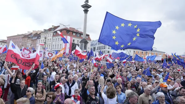 Medtem ko se je na Nizozemskem volilna kampanja že končala, se drugod po Evropi pripravljajo še zadnji veliki shodi. Tako je v Gdansku svoje podpornike nagovoril poljski premier Donald Tusk. 