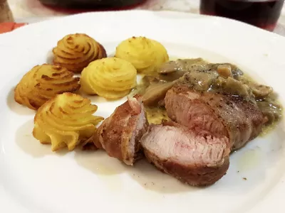 pork tenderloin in bacon crust with sautéed mushrooms and duchess potatoes / Foto: Pmmart