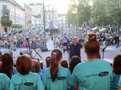 Emir Jušič- 08.06.2022 – 14. Festival Junij v Ljubljani 2022 - otvoritveni koncert šolskih glasbenih skupin in dobrodelni koncert rock mulčkov z gosti na Kongresnem trgu //FOTO: Jaka Gasar