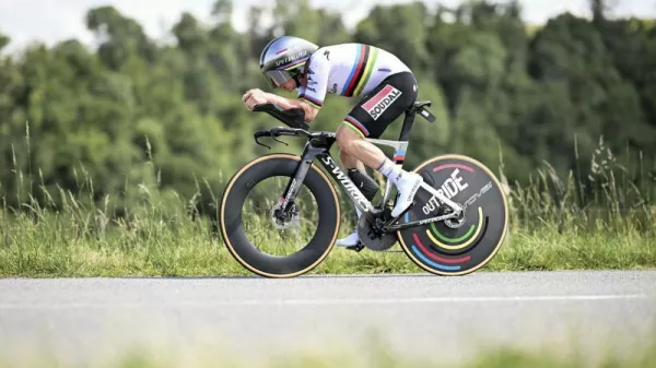 Remco Evenepoel je kronometer odpeljal s povprečno hitrostjo 49,3 km/h. 