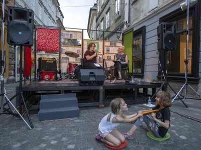 ﻿- prozaistka Lejla Kalamujić iz BIH, Suzana Tratnik - 09.06.2018 - 25. literarno-glasbeni festival Živa književnost //FOTO: Matjaž Rušt