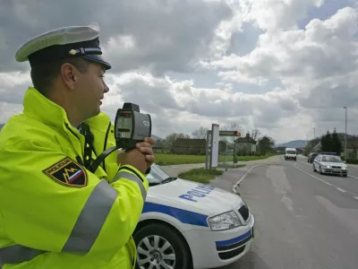 - Policija - policijska akcija Hitrost - počasneje je varneje, v okviru katere bo poostrila nadzor na cestah. - radar - meritev hitrosti, kontrola - Log pri Brezovici - glavni cilj akcije je po navedbah policije zmanjšanje števila prometnih nesreč zaradi hitrosti.//FOTO: Luka CjuhaOPOMBA: ZA OBJAVO V ČASOPISU DNEVNIK