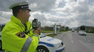 - Policija - policijska akcija Hitrost - počasneje je varneje, v okviru katere bo poostrila nadzor na cestah. - radar - meritev hitrosti, kontrola - Log pri Brezovici - glavni cilj akcije je po navedbah policije zmanjšanje števila prometnih nesreč zaradi hitrosti.//FOTO: Luka CjuhaOPOMBA: ZA OBJAVO V ČASOPISU DNEVNIK