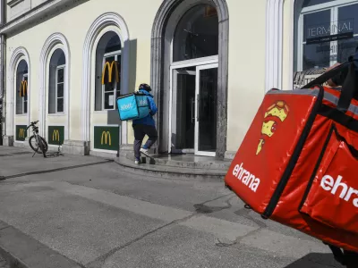 ﻿dostava hrane na dom Wolt in Ehrana - McDonald's na železniški postaji v Ljubljani - 18.03.2020 – Mestni utip Ljubljane - Koronavirus COVID-19 v Sloveniji – epidemija – zaustavltev javnega in družabnega življenja – samoizolacija - zaprte šole, vrtci in gostinski lokali ter ustavljen javni, potniški in železniški promet ter prepoved opravljanja zračnih prevozov v Sloveniji.. //FOTO: Luka Cjuha