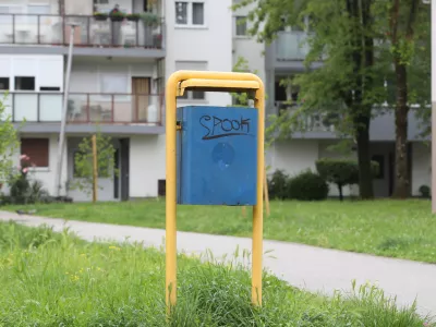 Koš za smeti v Zaprešiću, kjer so našli dojenčka. 