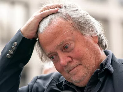 Former White House Chief Strategist Stephen Bannon gestures as he speaks to members of the media while leaving the federal courthouse after a judge ordered him to surrender by July 1 to begin serving his four-month prison term, Washington, U.S., June 6, 2024. REUTERS/Nathan Howard   TPX IMAGES OF THE DAY