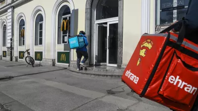 ﻿dostava hrane na dom Wolt in Ehrana - McDonald's na železniški postaji v Ljubljani - 18.03.2020 – Mestni utip Ljubljane - Koronavirus COVID-19 v Sloveniji – epidemija – zaustavltev javnega in družabnega življenja – samoizolacija - zaprte šole, vrtci in gostinski lokali ter ustavljen javni, potniški in železniški promet ter prepoved opravljanja zračnih prevozov v Sloveniji.. //FOTO: Luka Cjuha