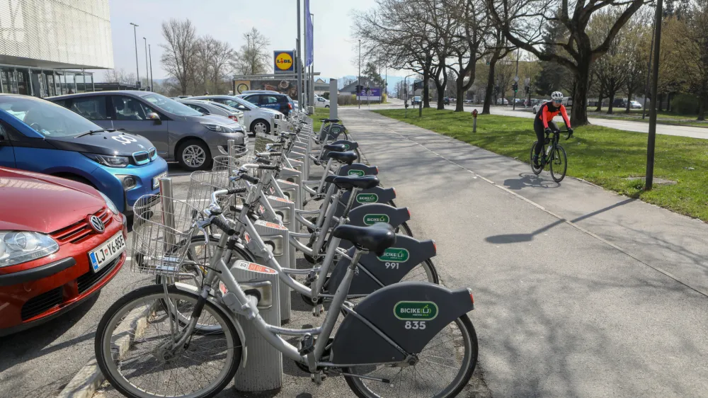 - 05.04.2022 – Litijska cesta pri Lidlu - Postajališče BicikeLJ, samopostrežni sistem izposoje koles v Ljubljani - mestno kolo - kolesarjenje - //FOTO: Luka Cjuha