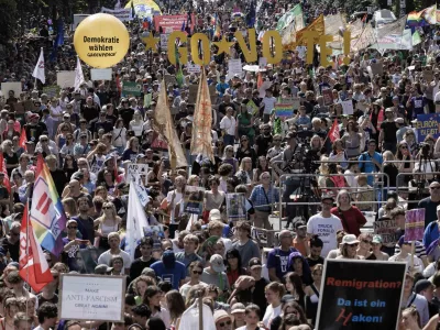 08 June 2024, Berlin: Participants demonstrate against right-wing extremism and to call for a democratic, open and diverse society, at the Victory Column, a day before the European elections in Germany. Photo: Carsten Koall/dpa