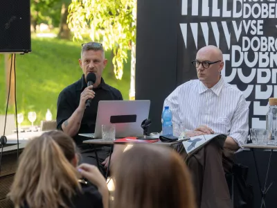 Tibor Mihelič Syed in Goran Injac ob predstavitvi programa prihodnje sezone v Slovenskem mladinskem gledališču. 