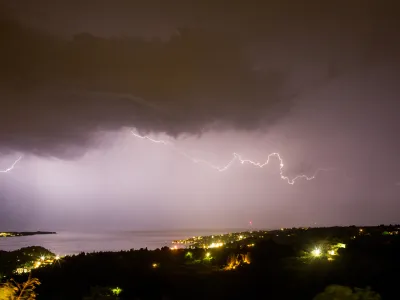 Strele, nevihta, neurje, globalno segrevanje ozračja, metereologija- 03.08.2019  Nevihta nad Trakim in Piranskim zalivom v Severnem jadranu. //FOTO: Bojan Velikonja