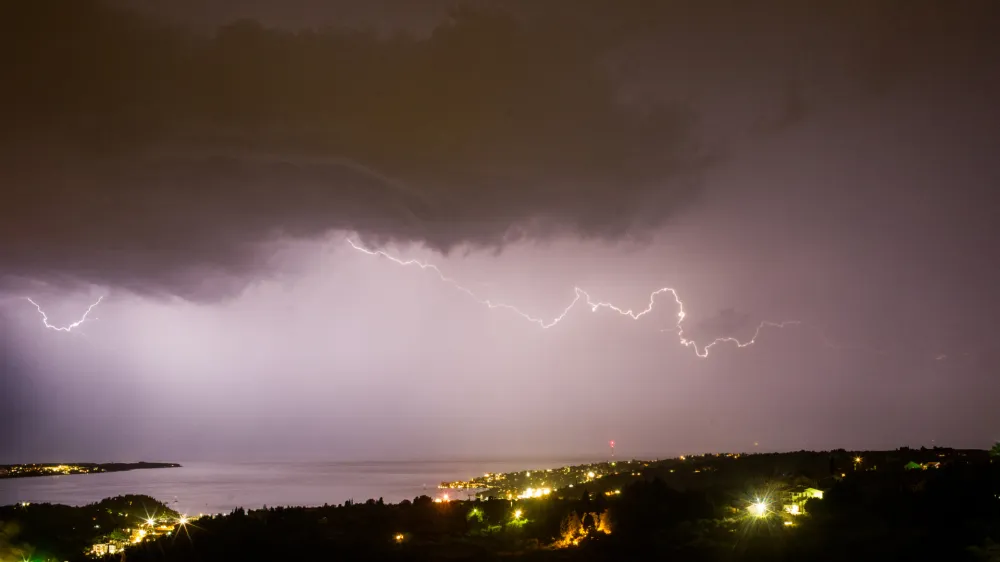 Strele, nevihta, neurje, globalno segrevanje ozračja, metereologija- 03.08.2019  Nevihta nad Trakim in Piranskim zalivom v Severnem jadranu. //FOTO: Bojan Velikonja