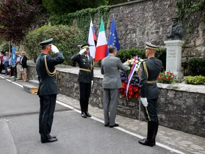 Sovodnje ob Soci.<br>Predsednik republike Borut Pahor se je na povabilo zupana obcine Sovodnje ob Soci Luce Piska udelezil slovesnosti Vsi smo Trubarjevi, ki jo pripravlja slovenska manjsina v Rubijah ob dnevu Primoza Trubarja.<br>Predsednik republike Borut Pahor.