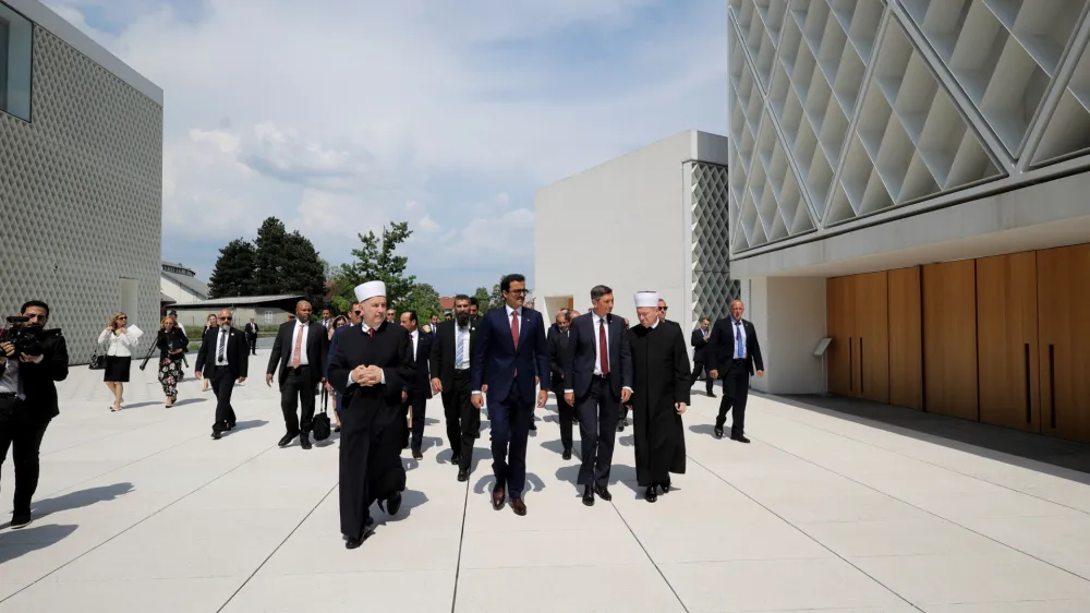 Delegacijo Katarja so med obiskom v Sloveniji varovali slovenski policisti, specializirani za varovanje in zaščito oseb in objektov. Na fotografiji: katarski emir je obiskal tudi ljubljansko džamijo. Foto: STA