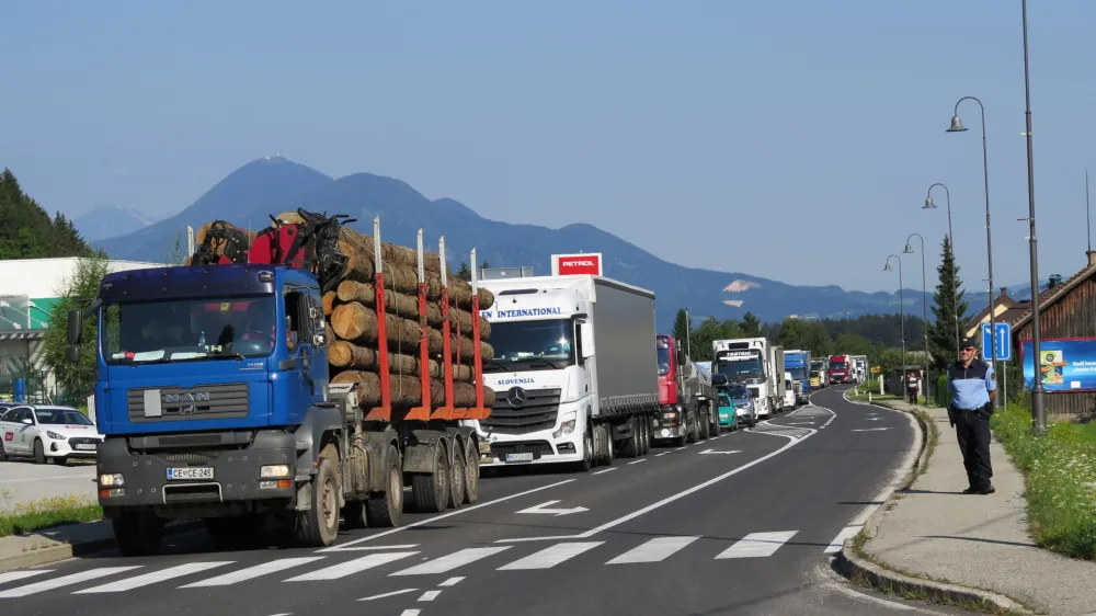 Mislinja, glavna cesta.<br>Prek druzbenih omrezij organizirano protestno preckanje glavne ceste skozi Mislinjo, s cimer so Korosci sporocali, da zelijo cimprejsnjo izgradnjo hitre ceste, ki bo regijo povezala s slovenskim avtocestnim krizem.<br>Zaradi protestnega preckanja ceste na prehodu za pesce v Mislinji so nastali vec kilometrov dolgi zastoji od Mislinje proti Velenju in Slovenj Gradcu.