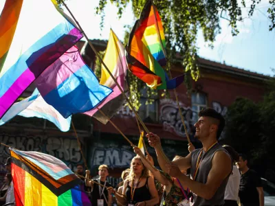 - simbolična fotografija - istospolnost - istospolna usmerjenost - homoseksualnost - - 11.06.2022 - Parada ponosa 2022 – mavrična povorka po ulicah Ljubljane in predstavitev organizacij LGBTIQ+ v parku Zvezda //FOTO: Bojan Velikonja