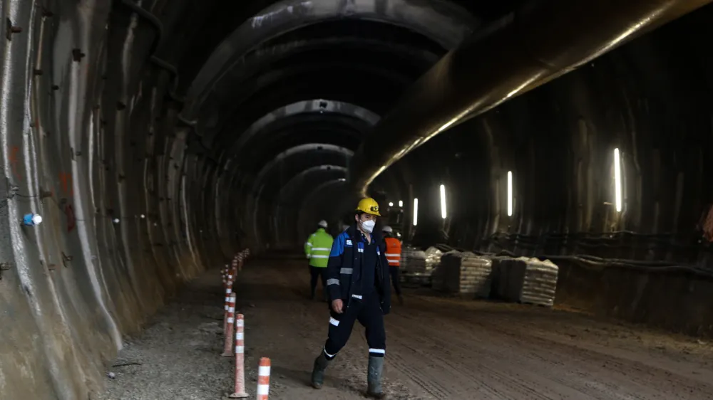 Na slovenski strani naj bi dodatna dela nastala zaradi poenotenja rešitve odvodnjavanja z avstrijsko stranjo in predvsem zaradi dodatnih zahtev Darsa zunaj predora.