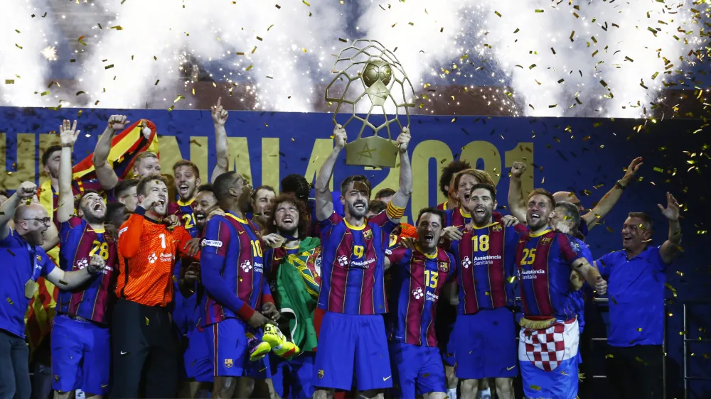 Handball - EHF FINAL4 Men 2021 - Final - FC Barcelona Handbol v Aalborg Handbold - Lanxess Arena, Cologne, Germany - June 13, 2021 FC Barcelona players celebrate winning the final with the trophy REUTERS/Thilo Schmuelgen