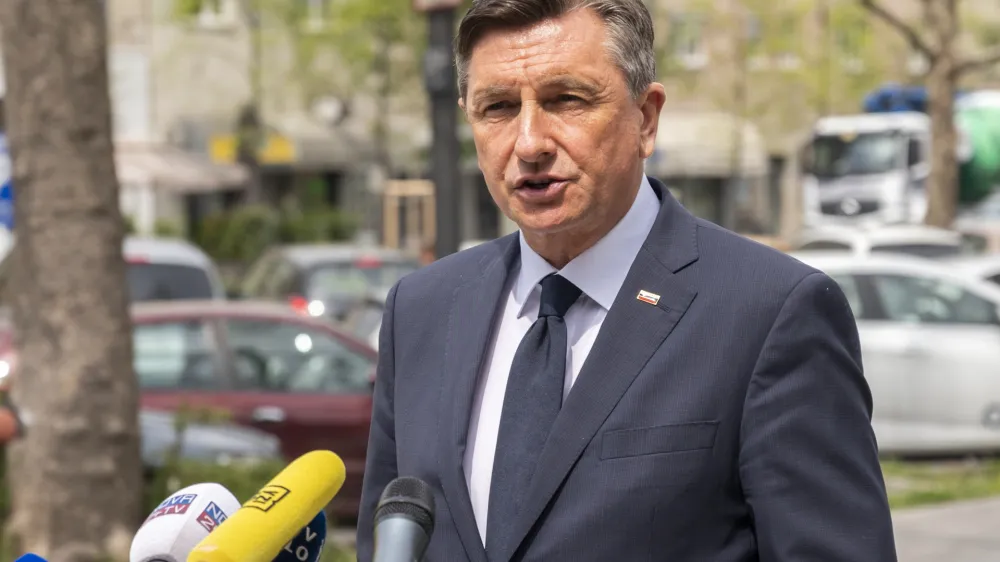 Na čelu razpredelnice najbolj priljubljenih politikov znova kraljuje predsednik republike Borut Pahor.