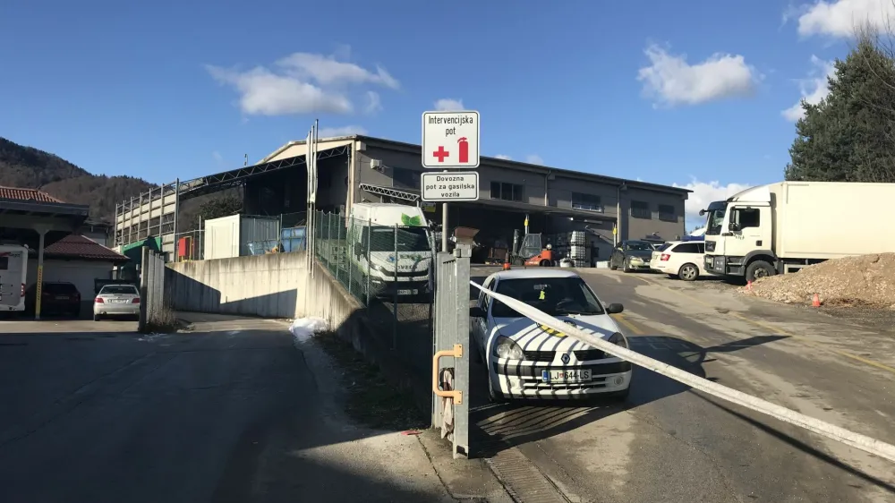 Za navedeno območje bo ministrstvo izvedlo tako imenovane predhodne raziskave terena, na podlagi katerih bo načrtovalo obliko in način sanacije. Foto: Petra Mlakar&nbsp;